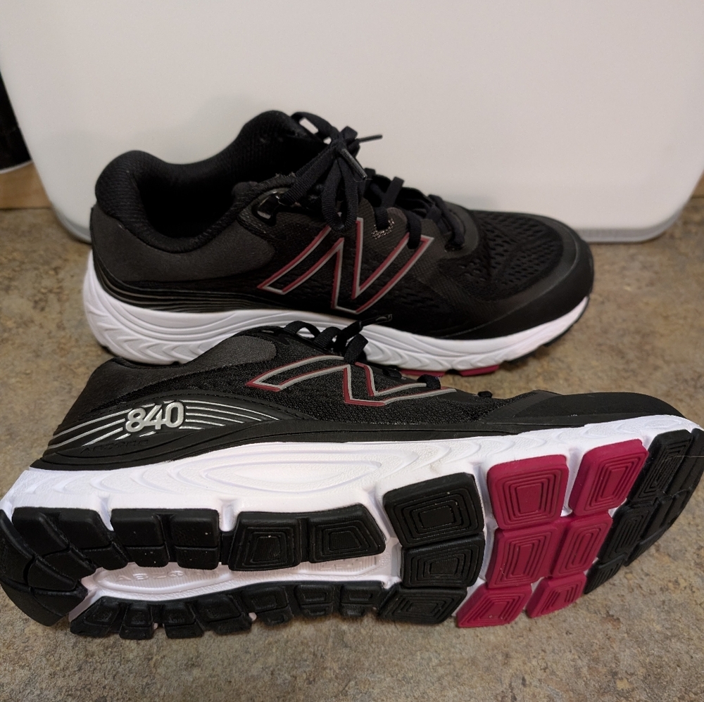 LIKE NEW New Balance 840 Men's Running Shoes - Black/Red/Silver